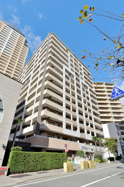 阪急線、阪神線、JR線、地下鉄線へ6駅4沿線利用可能な便利な立地です。旧居留地と北野を結ぶ神戸らしい異国文化あふれるトアロード沿いに佇むマンションです。平成15年建築、総戸数89戸、清水建設施工です。