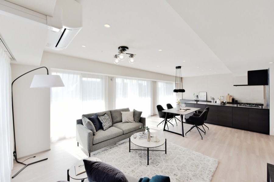 リビングに入るとまず目に飛び込んでくる南向きの大きな窓から、あたたかな光が満たす家族団らんのスペースです。床暖房完備ですので、家族が自然と集いコミュニケーションがあふれる空間になりそうです。