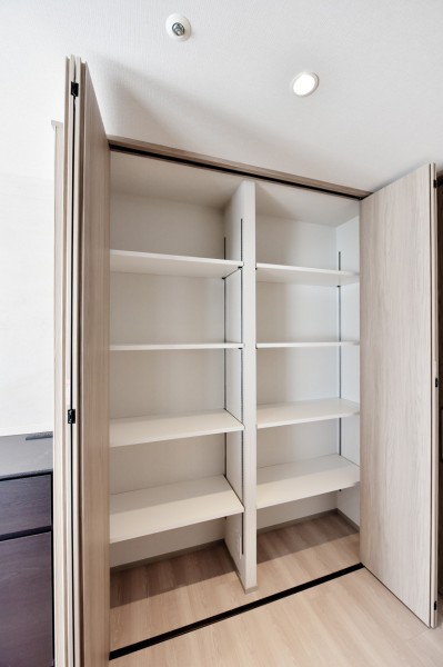 カップボードの横には大容量の収納を設置しています。置き場に困りがちな調理家電、調味料、ストック品などもたっぷりと収納できるためキッチンがいつもすっきり整頓された空間を保てます。