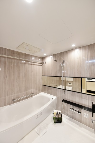 浴室は1620サイズ、お子様とのにぎやかなバスタイム、お仕事の疲れをおとす癒しのバスタイムもゆったりとお楽しみ頂ける広さが魅力。浴室暖房乾燥機完備で衣類の乾燥など一年を通して便利にご使用いただけます