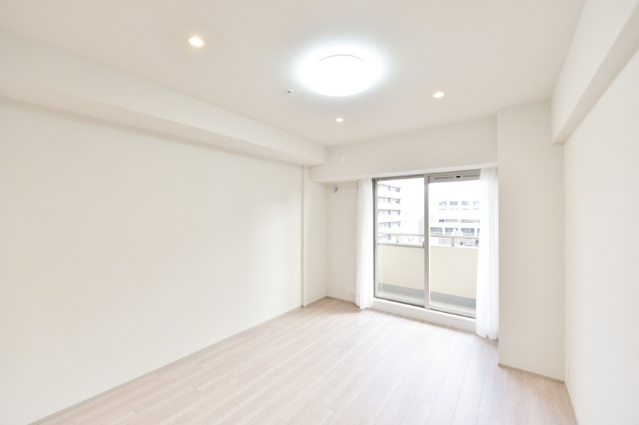 洋室1(約8.0帖)は東側のバルコニーに面し、優しい光が差し込みます。ウォークインクローゼットを設置しましたので、お部屋をすっきりと整頓できます。落ち着いた色合いの内装で、お好みのインテリアで空間を演出できます。