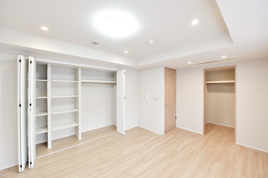 洋室1にはウォークインクローゼットやハンガーパイプに棚を設置した使い勝手の良いクローゼットを備え付けました。かさばりがちなアウターや小物類、使用頻度の低いアイテムまでたっぷりと収納できますので、居室を広々と効率的にご使用いただけます。