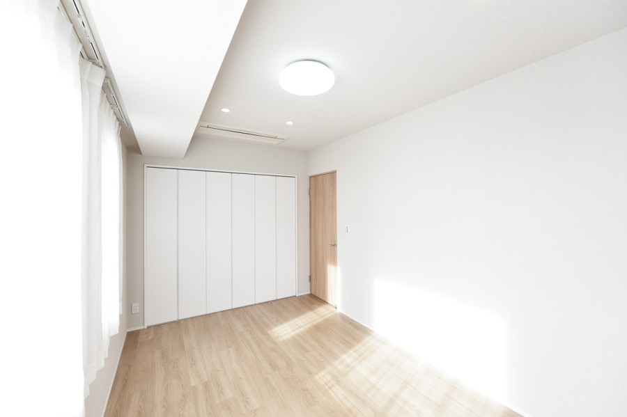 洋室2(約9.1帖)は上階に位置し南側の窓から明るい光が差し込むお部屋です。シンプルな内装に仕上げていますので、インテリアや小物で自分らしいくつろぎのプライベートスペースを演出することができます。
