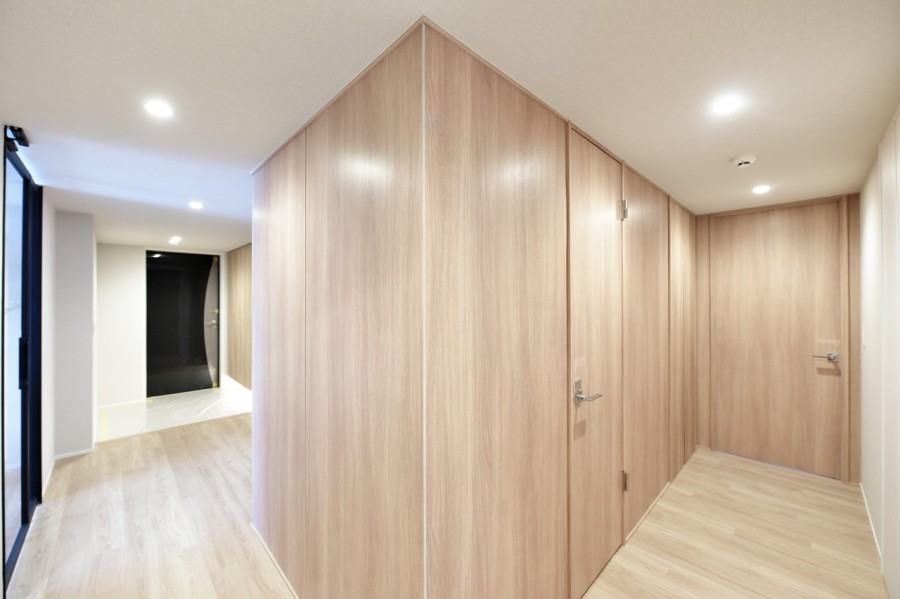 専有面積150m²をこえる戸建て感覚のメゾネットタイプのお部屋です。玄関ホールや廊下の幅もゆったりとしており、住まう方に心のゆとりをもたらす造りです。上階には約22m²のルーフバルコニーがあり、御影の街並みと山々の眺望を楽しむことができます。