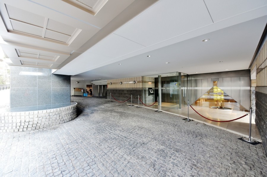 エントランスには車寄せがありますので、小さなお子様がいらっしゃるご家庭やたくさんのお荷物があるときでも安心です。管理体制も良好で共用部もきれいに保たれています。総戸数18戸の贅沢な空間です。