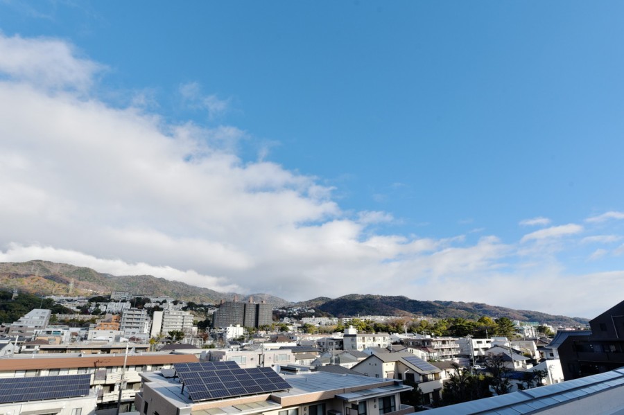 北側のルーフバルコニーからは、六甲山系の山々の景色と大きな青空のコントラストが目を愉しませてくれます。季節や時間ともに変化していく山と空の色を眺めて、ゆったりとした時間を過ごすことが出来ます