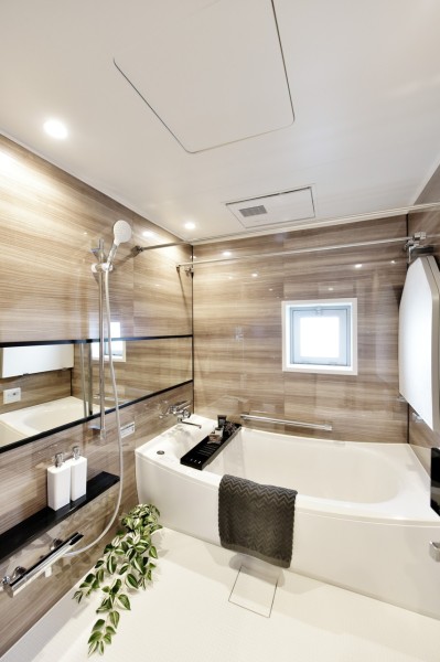 浴室は1620サイズを採用しました。お仕事の疲れをゆっくりと癒し、時にはお子様とのにぎやかなバスタイムを楽しめる余裕のある広さです。浴室暖房乾燥機を備え付けましたので、衣類の乾燥や暖房など一年を通して快適にご使用頂けます。