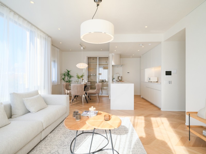 LDKのフロアー材にはヘリンボーンを採用いたしました。光を受ける向きによって表情が変化するため、視覚から楽しむことができます。天然木ならではの変化をお楽しみいただけます。