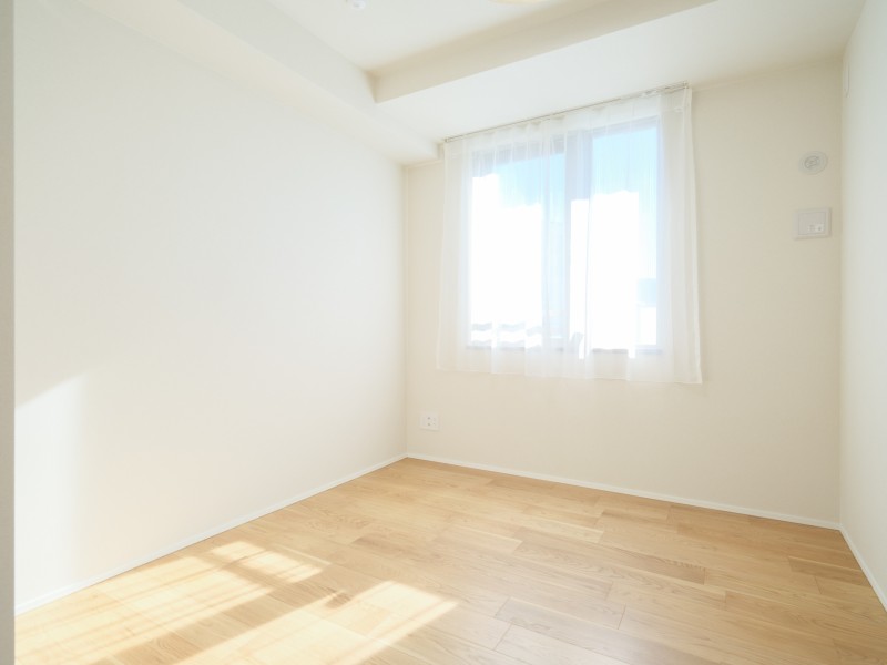 洋室3は5.3帖の広さがあります。お部屋は自然の優しい温もりを添えた居心地の良い内装に仕上がりました。多彩な豊かさが紡ぎ、穏やかな時間が流れます。