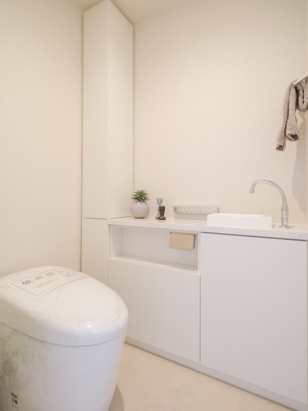 タンクレストイレやスティックリモコンでスタイリッシュな雰囲気を演出したレストルームです。タンクのお掃除が不要で家事が楽になります。また、収納棚や手洗い水栓があり便利で機能性も高い空間となっております。