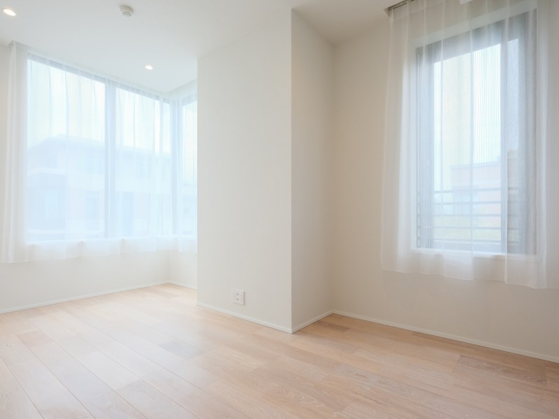 二面採光で明るい洋室です。穏やかな自然光が入り、のびのびとお過ごしいただけるお部屋となっております。やすらぎの時間が流れます。