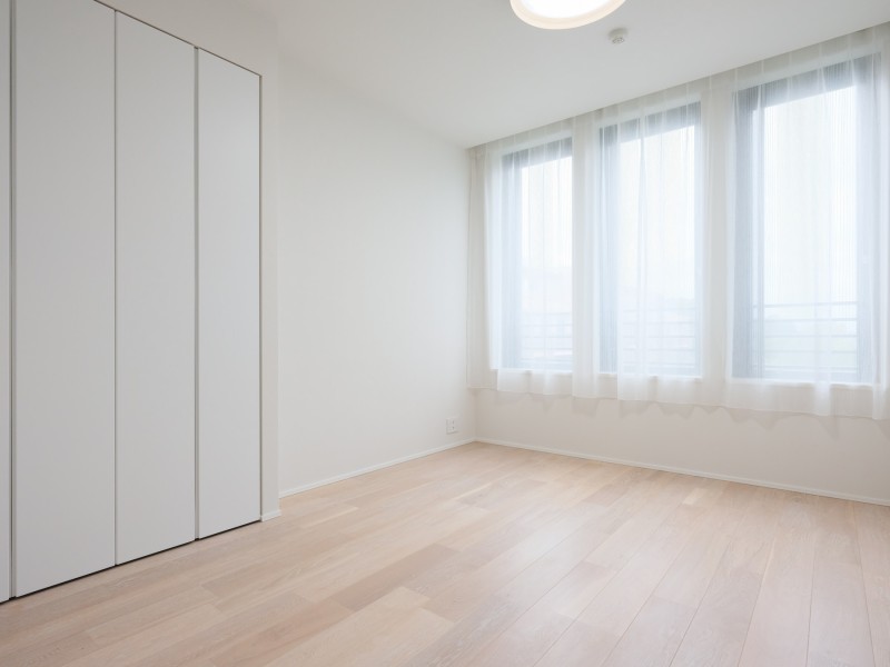 居室は温もりを感じるフローリングやホワイトで統一された壁紙がやわらかい雰囲気を演出してくれます。お好きなインテリアを配置しやすい内装となっております。