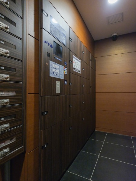 ◆宅配ボックス◆24時間いつでも荷物受け取りが可能。プライベートの時間を邪魔されず、配達時間も気にせず過ごすことができる便利な設備です。