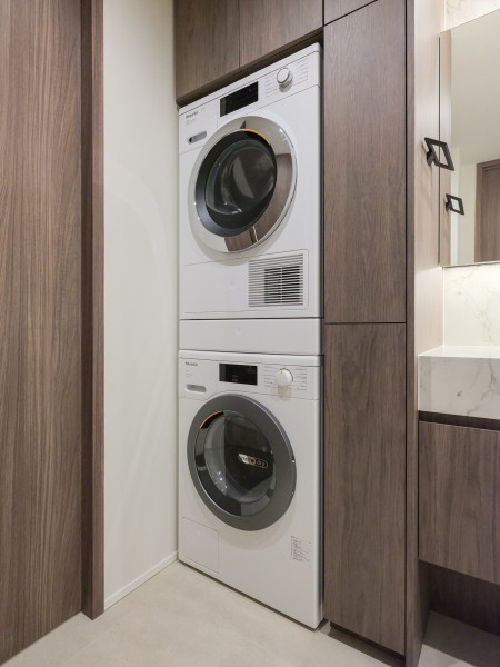 洗面室にはMiele(ミーレ)製の洗濯機と乾燥機を設置いたしました。衣類や素材のダメージを防いだり、素材に応じて優しくケアしながら洗い、乾かすドイツ式のお洗濯を実現できます。お洗濯が楽しくなりますね。