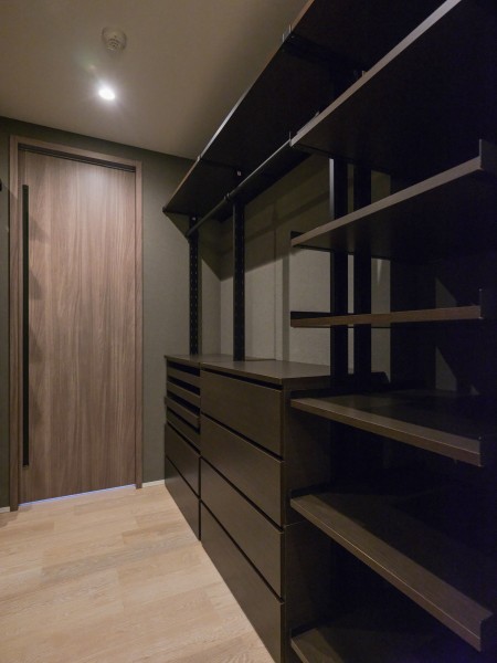 ウォークインクローゼットには、かさばりやすいアウターやオフシーズンの家電などたっぷり収納できそうです♪収納を活用することで居室を広くお使いいただけます。