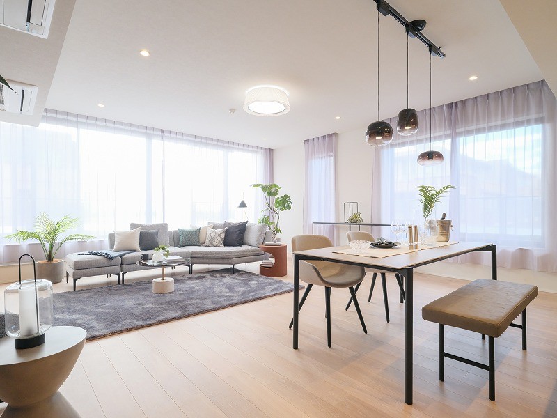 二面採光の窓から心地よい光と風を運んでくれる、おだやかな空気に纏われたリビングダイニングです。LDKは約32.8帖の広さがあり、大型家具を置いてもゆったりとお過ごしいただけます。