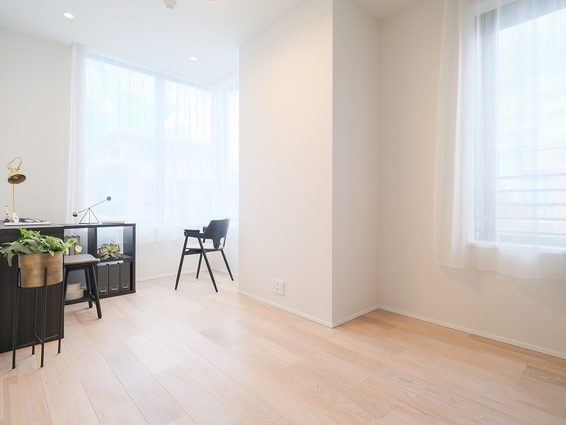 洋室2は二面採光で明るいお部屋です。穏やかな自然光が入り、のびのびとお過ごしいただける空間となっております。やすらぎの時間が流れます。