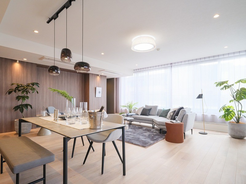 多種多様なライフスタイルに寄り添ったしつらえにリノベーションし、アップデートしたお部屋です。こだわった素材や意匠を纏い、柔らかく、美しく創りあげました。