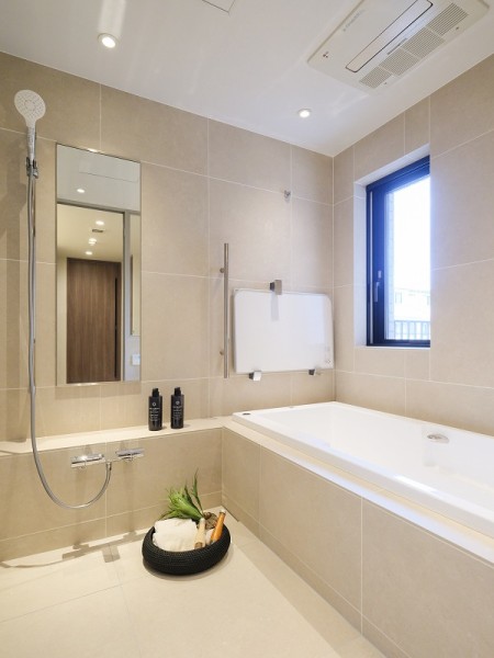 バスルームには窓が付いているので自然な明かりを取り込むことができ、明るく開放的な空間です。ゆったりとしたバスタブで毎日のお風呂時間を心ゆくまで楽しめます。