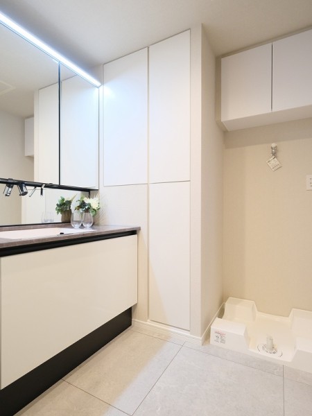 入浴後の豊かな時間を演出し、心からくつろげるプライベートスペースの洗面化粧室です。収納が複数あり、身支度グッズや洗濯グッズを収納することができます。