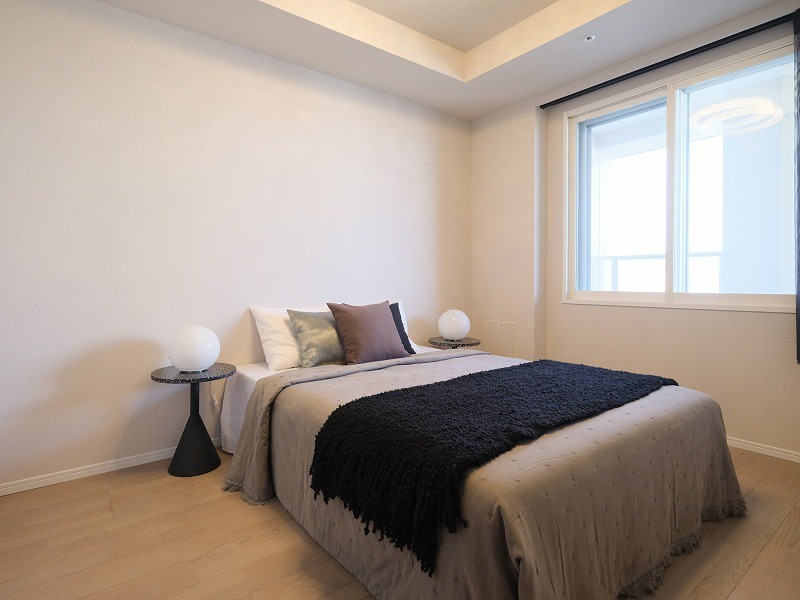 約6.1帖の洋室1は主寝室にぴったりな空間です。過ぎゆく時間をのびやかに感じ、プライべート時間を満喫できるお部屋となっております。