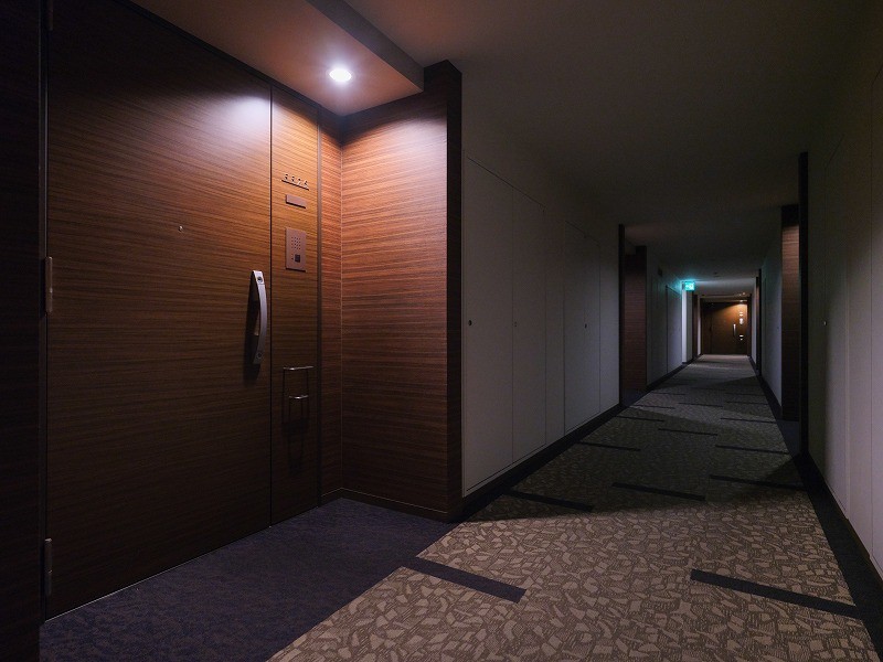 エレベーターを降りてお部屋へと続く廊下はホテルライクな内廊下設計です。外気の影響を受けにくく、プライバシーも守られやすいようになっております。