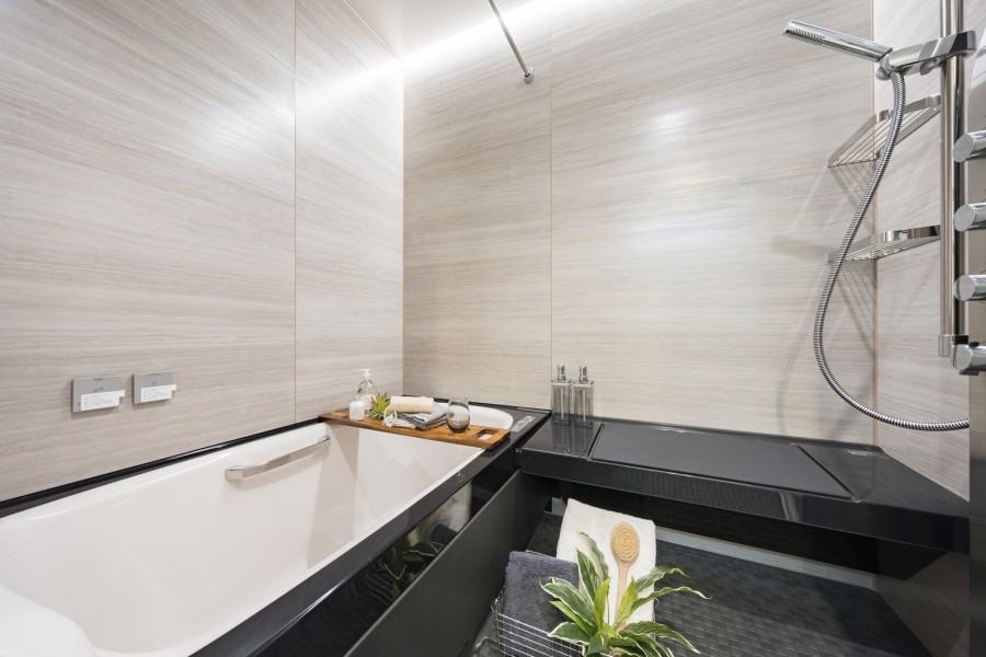 光沢のある木目調パネルが高級感を漂わせるバスルームです。都会の喧騒を忘れて、癒しのバスタイムを満喫できるような空間となっております。