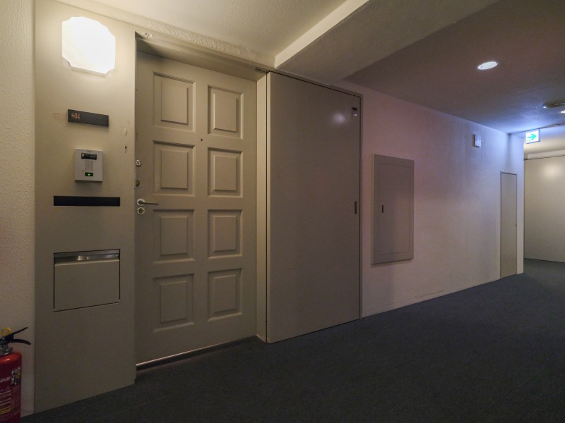 エレベーターを降りてお部屋へと続く廊下は、内廊下設計となっております。外気の影響を受けにくく、プライバシーも守られやすいです。