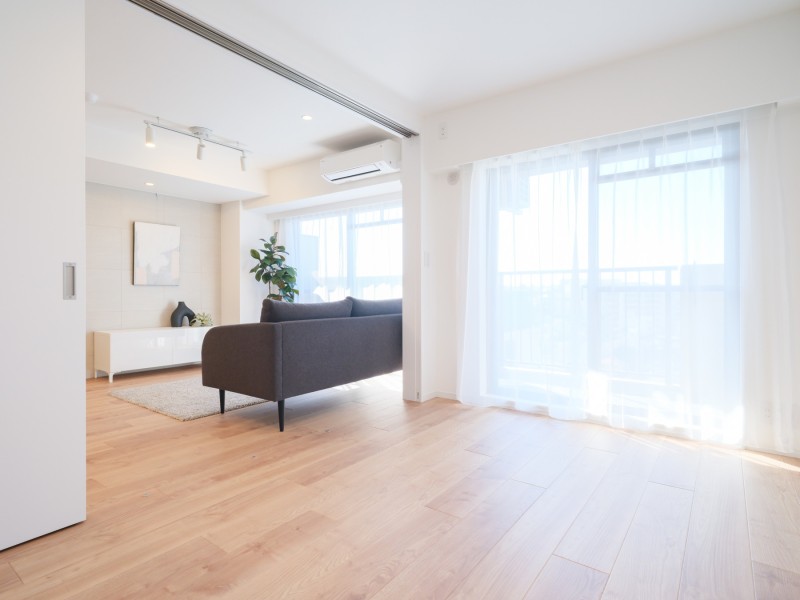 洋室3は約5.9帖の広さがあり、凹凸の少ない空間なので家具の配置しやすさは◎。お好きなインテリアを配置して、理想のお部屋作りをすることができます。