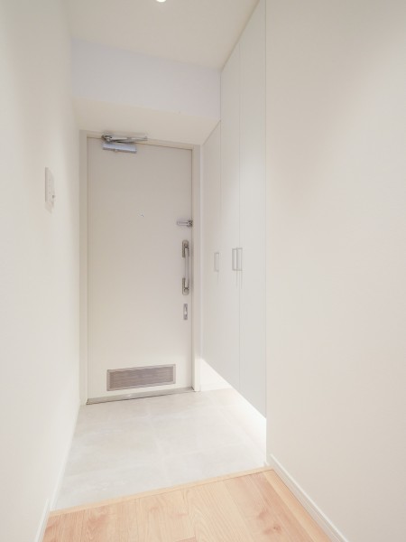 住まいの顔になる玄関は、フットライトが足元を温かく照らし、白を基調に爽やかな空間を演出します。天井までの高さがあるシューズボックスを備え付けたので、玄関をすっきり綺麗に保てます。