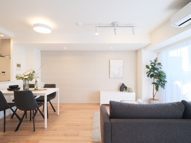 リビングの壁にはピクチャーレールがあるので、壁を傷つける心配なくお気に入りのお写真や絵画、ドライフラワーなどのグリーンを飾ることができます。四季によって飾るものを変えて、季節を感じることもできますね。