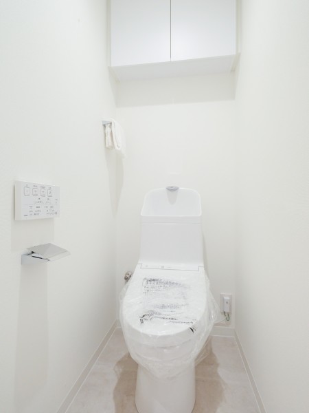 清潔感溢れるレストルームには、優れた節水効果や汚れが付きにくい便座など、ほしかった機能が揃ったウォシュレット一体型トイレを設置いたしました。