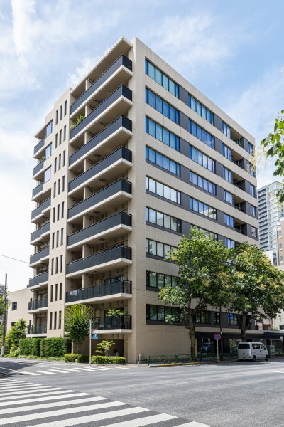 新宿御苑が大部分を占める新宿区内藤町。そんな品格と風格を感じさせる土地に佇む、阪急不動産(株)旧分譲『ジオシリーズ』マンションです。