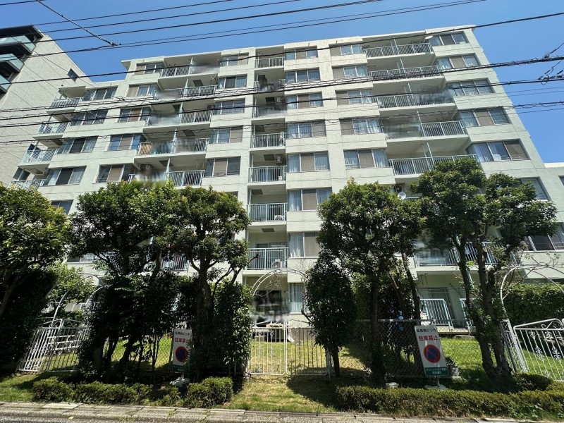 長谷工不動産(株)・常和興産(株)旧分譲のマンションです。宅配ボックスとエレベーターが完備されており、快適な生活を送ることができます。