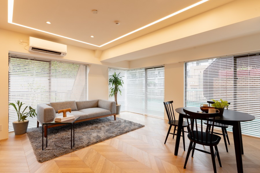 約18.9帖のLDKは、多種多様なライフスタイルに寄り添ったしつらえにリノベーションし、アップデートしたお部屋です。こだわった素材や意匠を纏い、柔らかく、美しく創りあげました。