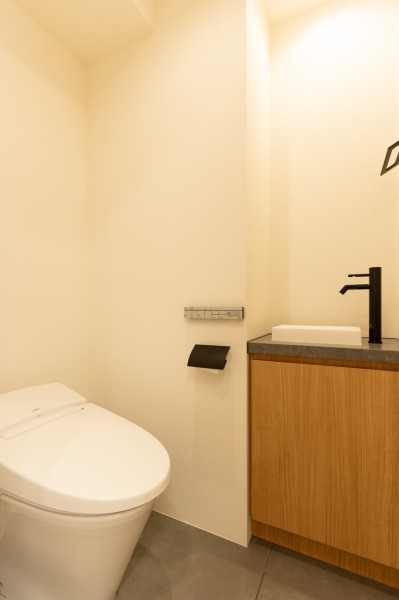 レストルームにはタンクレストイレと手洗い場を設置いたしました。落ち着いたトーンでまとめたため、清潔感を感じることができる空間となっております。タンクレストイレはタンクお掃除がなく負担を軽減できます。