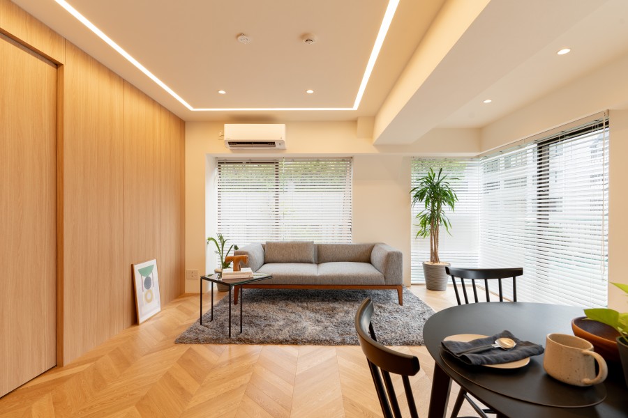 ワイドスパン設計ならではの大きな窓からは穏やかな自然光が広がり、彩り豊かな暮らしを演出します。天井にはライン照明を設置したので、よりいっそう格調高さを醸し出す住空間に仕上がりました。