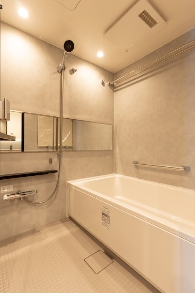 バスルームはゆったりとおくつろぎいただける癒しの空間です。都会の喧騒を忘れて、リラックスタイムを満喫することができます。