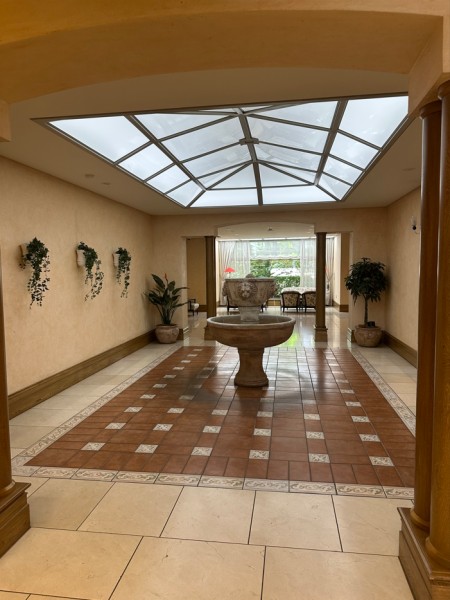 格調高さと重厚感が漂うエントランスロビーです。堂々たる趣の中に居心地の良さも感じさせ、安らぎの居住空間へ誘います。