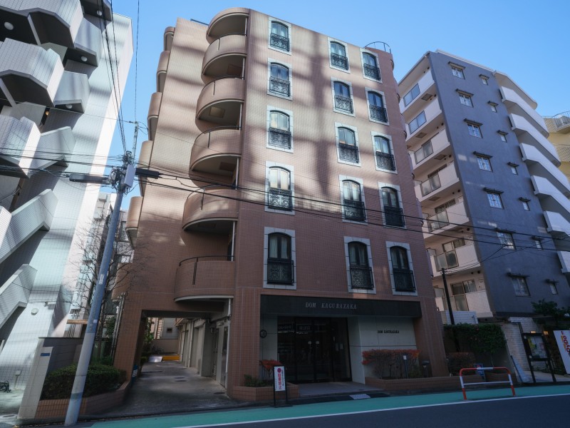 歴史的情緒の漂う「神楽坂」や「江戸川橋」の利便性が融合したエリアに位置する、オートロック・宅配ボックス完備のマンションです。徒歩3分圏内にスーパーやコンビニがあり、日々のお買い物がしやすい住環境です。