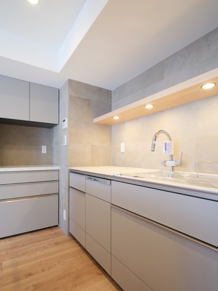 キッチンサイドにはお揃いのデザインのカップボードを設置いたしました。調味料や食器の収納に役立ち、カウンター部分には調理家電やワインなどを置くこともできます。