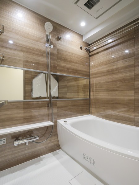 浴槽は美しいカーブと全身を包み込むような入浴感が特長です。都会の喧騒を忘れて、心地よいリラックスタイムをお楽しみいただけます。