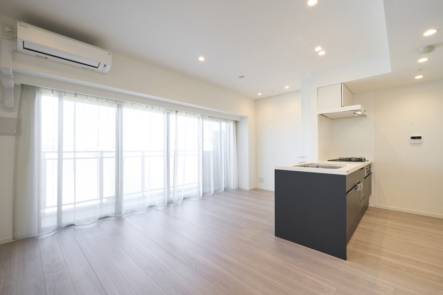 約12.9帖のLDKには、大きな窓からたっぷりの自然光が振り注ぎます。穏やかな時間が流れ、自分の世界に没頭する時間も、ご家族の団らんも大切にできる空間です。