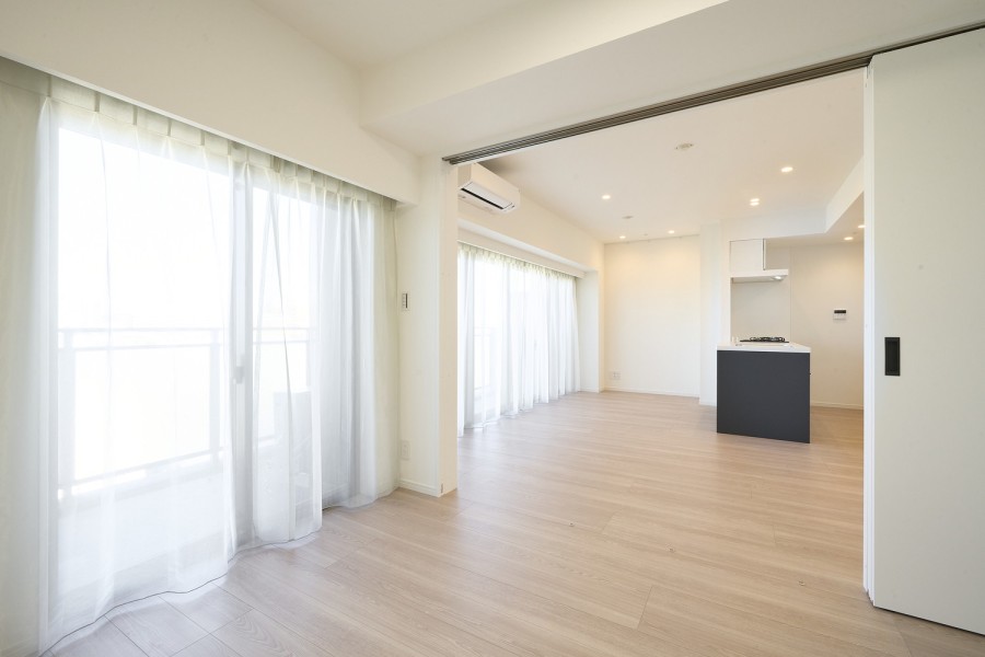 リビングに隣接していながらプライベート性の高い時間を過ごせる洋室3です。凹凸の少ない空間なので家具の配置しやすさは◎