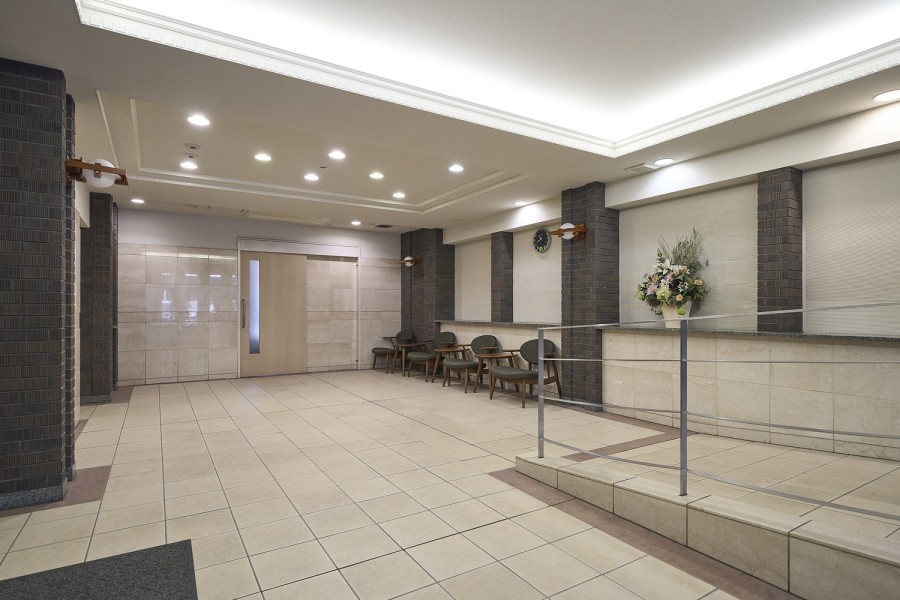 都市の喧騒を遠ざけ、緊張を脱がせ、気持ちを仕立て直すコモンスペースです。白いタイルが敷かれ、スタイリッシュな雰囲気を醸し出しモダンで清潔感が溢れます。