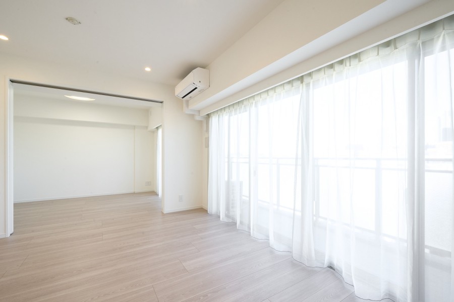 多種多様なライフスタイルに寄り添ったしつらえにリノベーションし、アップデートしたお部屋です。こだわった素材や意匠を纏い、柔らかく、美しく創りあげました。