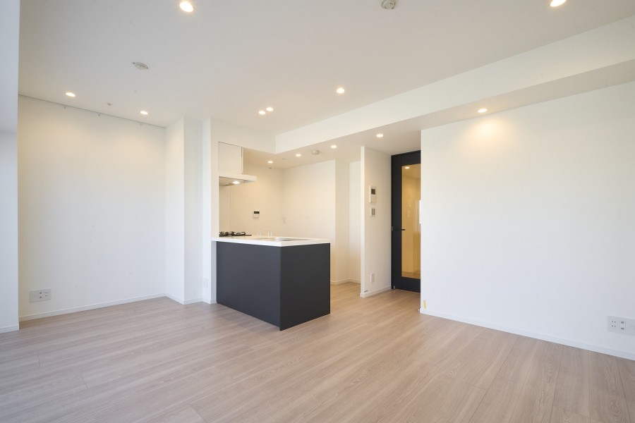 温もりを感じるフローリングやホワイトで統一された壁紙が、やわらかい雰囲気を演出してくれます。素朴さと、どんなインテリアも受け止める柔軟性が魅力です。