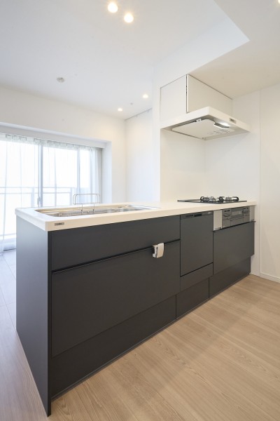 リビングにいるご家族とコミュニケーションを取りながらお料理ができる、人気のオープンキッチンです。心地よい時間を紡ぎ出し、快適にお料理ができそうな空間となりました。