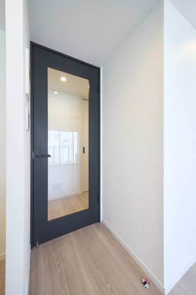 LDKへ続く扉はガラス扉のため、より開放感がありスタイリッシュな印象へと仕上がりました。空間のアクセント部分となっております。