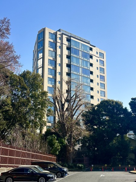 瀟洒な外観がひときわ目を引く地下2階地上14階建のマンションです。各居室から新宿御苑の緑景が望めます。定期的に修繕工事が実施されており、管理体制良好なことが伺えます。